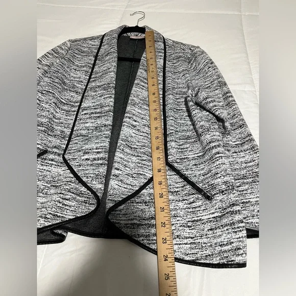 Chico's Open Front Jacket Black & White Print w/ Faux Leather Look Trim Size 1 - Picture 3 of 8